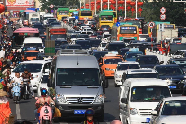 Stock image Masses of cars, buses, scooters and bikes travel on the Yuya Avenue in Sanya city, south China's Hainan province, 6 February 2016