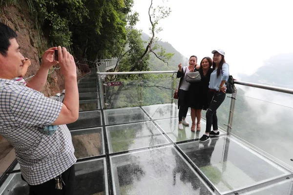 Los Turistas Disfrutan Del Paisaje Mientras Caminan Caballete Cristal Lingyundu — Foto de Stock