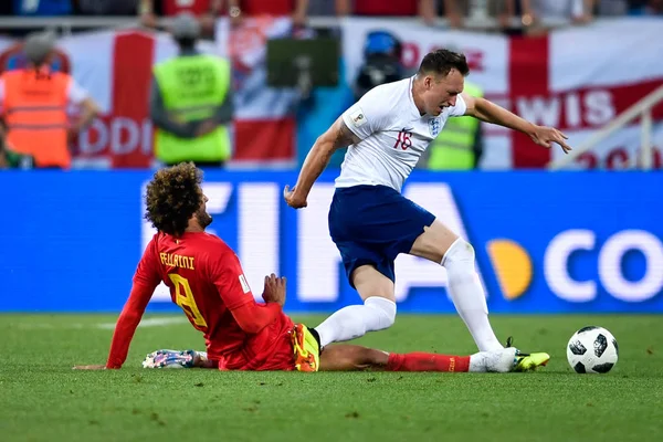 Jordan Henderson Englannista Oikea Haastaa Thorgan Hazard Belgium Ryhmässään Ottelussa — kuvapankkivalokuva