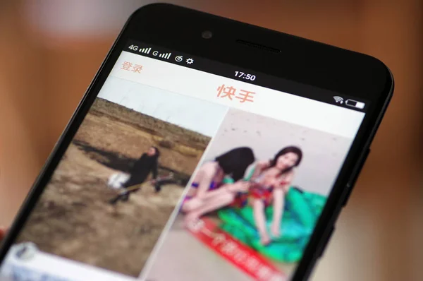 File Chinese Mobile Phone User Uses Kuaishou App Short Video — стоковое фото