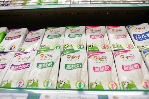 Los Cartones Leche Pura Yili Están Venta Supermercado Ciudad Rizhao — Foto de Stock