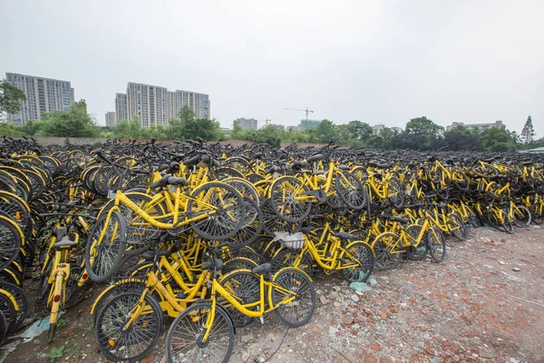 Fahrräder Des Chinesischen Fahrradverleihdienstes Ofo Stapeln Sich Auf Einer Freifläche — Stockfoto