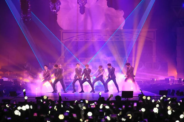 Członkowie Grupy Południowokoreańskiego Exo Wykonywać Podczas Elyxion Koncertu Hong Kongu — Zdjęcie stockowe