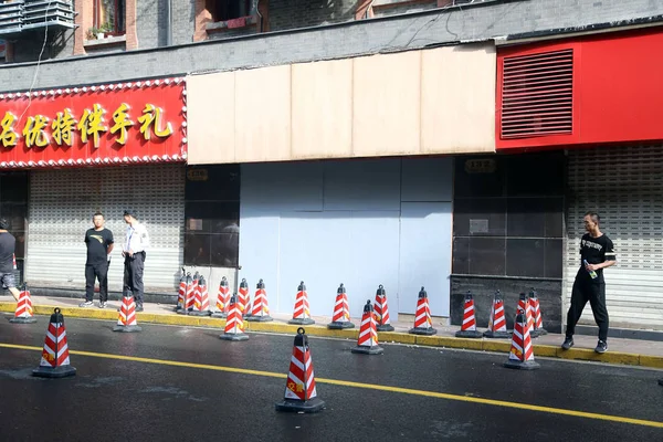 Los Guardias Seguridad Instalaron Área Acordonada Frente Tienda Recuerdos Después — Foto de Stock