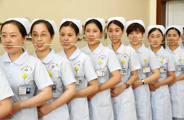 Женщины Медсестры Кусают Палочки Попрактиковаться Улыбаться Пациентам Отметить Всемирный День — стоковое фото