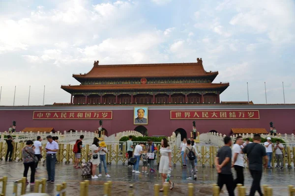 Turisti Passano Davanti Tian Anmen Rostrum Pechino Cina Giugno 2018 — Foto Stock