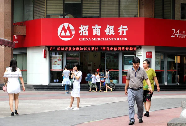 Los Peatones Pasan Por Una Sucursal Del Banco Comerciantes China — Foto de Stock