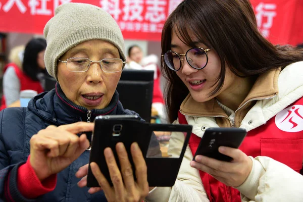 Volunteer Teaches Elderly Woman How Use Smartphone Zhenjiang City East — Stock Photo, Image