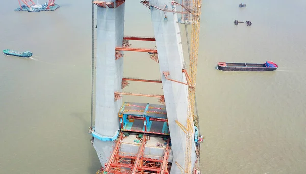世界の最も長い斜張橋 2018 日中国東部の江蘇省南通市で長江の上に胡同 長江川橋の 主要な桟橋の建設現場の空撮 — ストック写真