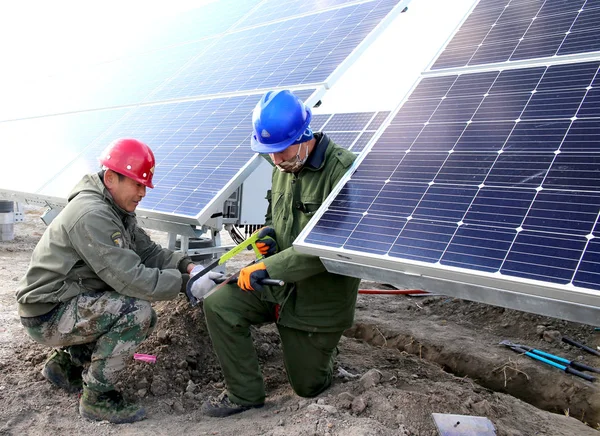 Trabajadores Chinos Instalan Paneles Solares Una Central Fotovoltaica Del Grupo — Foto de Stock