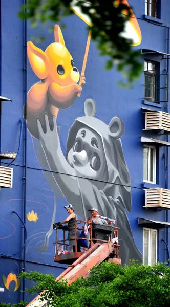 Eine Argentinische Künstlerin Schafft Ein Wandgemälde Zum Thema Kind Und — Stockfoto