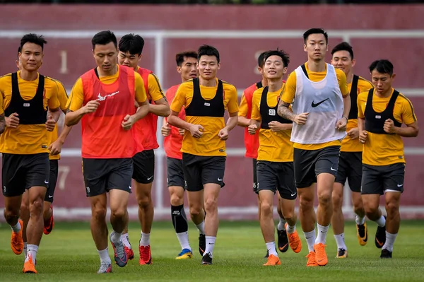 Spieler Von Chinas Guangzhou Evergrande Taobao Nehmen Einer Trainingseinheit Vor — Stockfoto