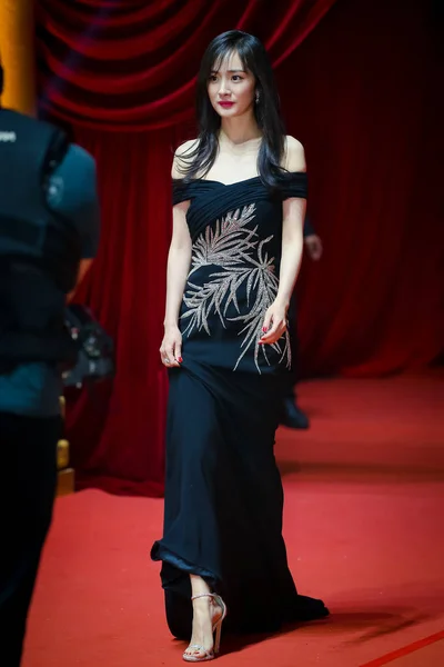 Attrice Cinese Yang Posa Mentre Arriva Sul Tappeto Rosso 25Esima — Foto Stock
