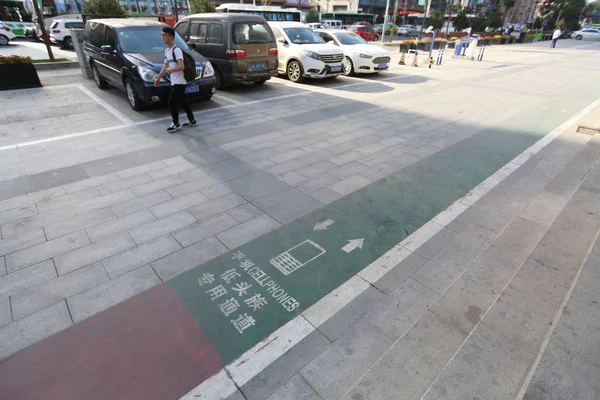 2018 日中国北西部の陝西省西安市で Phubbers の携帯電話歩道レーン上携帯電話の看板の写真です — ストック写真