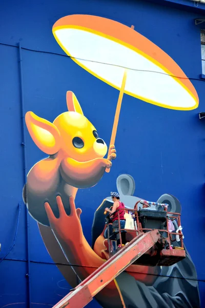 アルゼンチンの女性アーティストは 2018 中国の四平路に住宅建築に子供や動物ケアをテーマにした壁画を作成します — ストック写真