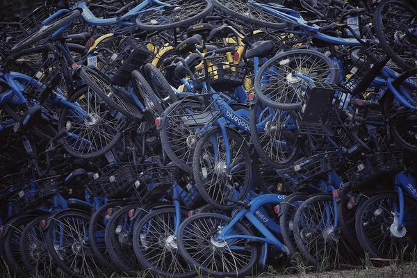 Fahrräder Des Chinesischen Fahrradverleihdienstes Bluegogo Stapeln Sich Einer Verlassenen Ziegelfabrik — Stockfoto