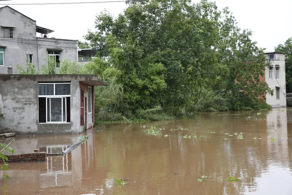 Ház Félig Elmerült Egy Elárasztott Okozta Heves Esőzések Tianba Faluban — Stock Fotó