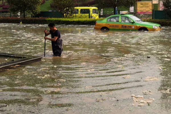 Auto Jezdí Zaplavené Ulici Těžké Bouřce Bijie City Jihozápadní Čínské — Stock fotografie