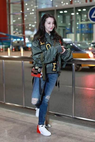 Atriz Chinesa Dilraba Dilmurat Retratada Antes Deixar Aeroporto Internacional Capital — Fotografia de Stock