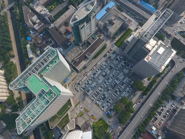 Een Luchtfoto Van Voertuigen Geparkeerd Een Parkeerplaats Van Eerste Aangesloten — Stockfoto