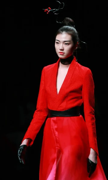 モデルは 中国ファッション週秋 2018 年北京 2018 日の間に熊英によって天ガイアのファッションショーで新しい創造を表示します — ストック写真