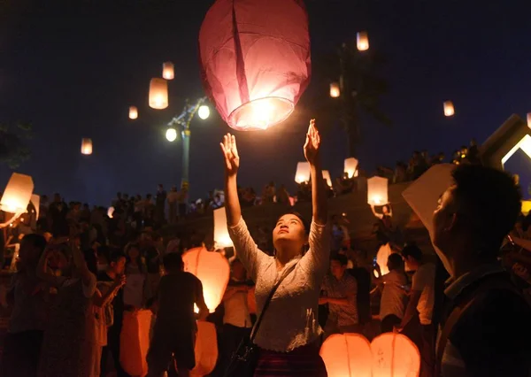 Gente Libera Linternas Del Cielo También Conocidas Como Linternas Kongming — Foto de Stock