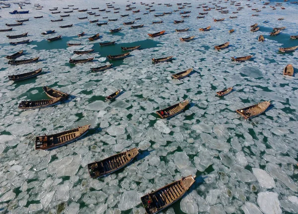 Luftaufnahme Massiver Fischereischiffe Und Boote Die Auf Dem Gefrorenen Meer — Stockfoto
