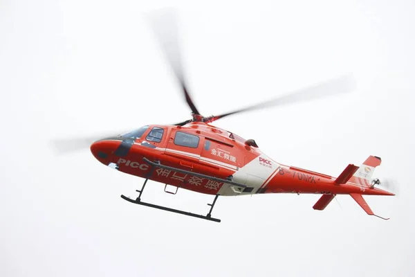 Helicóptero Médico Para Oferecer Serviços Médicos Aéreos Gratuitos Decola Cidade — Fotografia de Stock