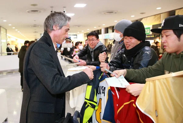 2018 東京都で成田国際空港到着時に日本のファンのために天津 Quanjian 看板サインのサンパウロ スーザのヘッドコーチします — ストック写真