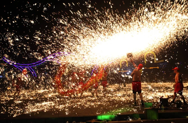 Artiesten Voeren Dragon Dans Als Sparks Gemaakt Door Gesmolten Ijzer — Stockfoto