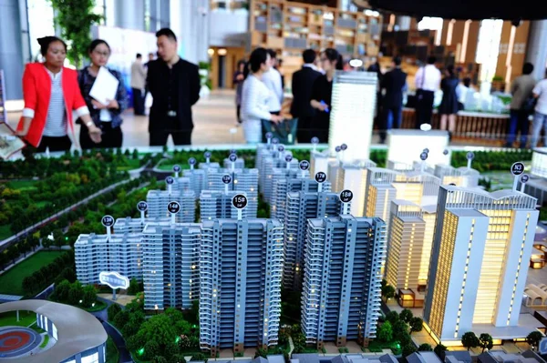 2017年5月24日 中国东部山东省青岛市一个住宅物业项目的销售中心 中国购房者看待住房模型 — 图库照片