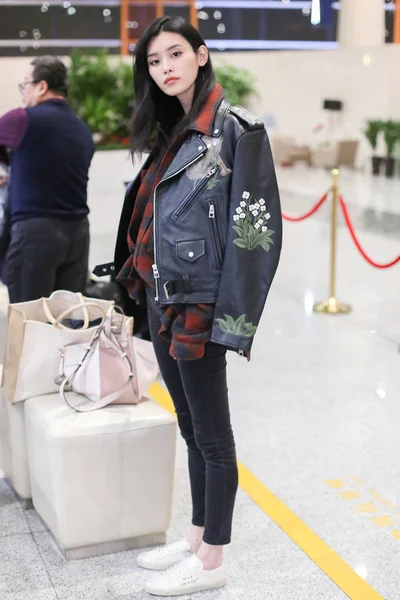 2月8日 中国名模西梦耀在中国北京首都国际机场合影 俗称明熙 — 图库照片