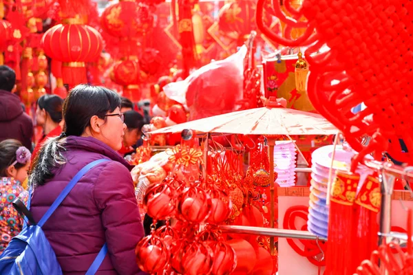Китайские Граждане Приобретают Нианьхуо Товары Первой Необходимости Предстоящего Весеннего Фестиваля — стоковое фото