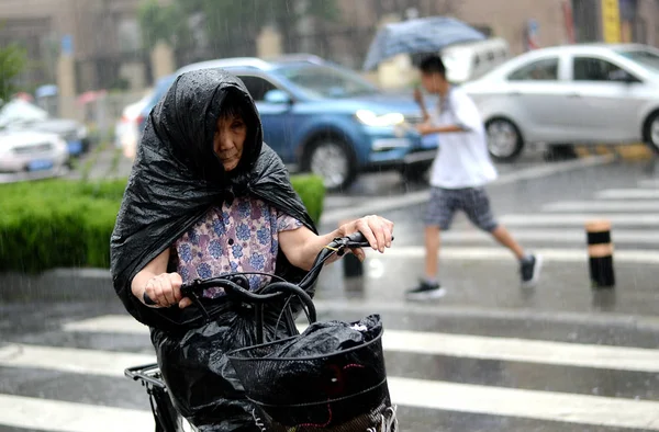 Ciclista Protegge Con Sacchetto Plastica Mentre Cavalca Una Strada Una — Foto Stock