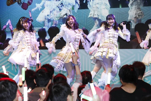 Mitglieder Der Japanischen Mädchengruppe Ske48 Treten Auf Der Anime Ausstellung — Stockfoto