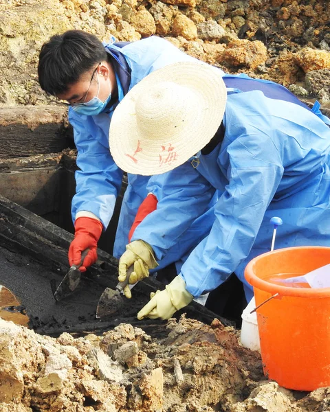 Археологи Работают Раскопках Могилы Городе Ляньюньган Провинция Цзянсу Восточного Китая — стоковое фото