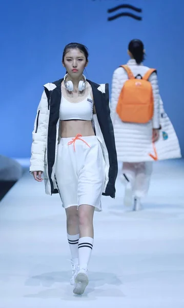 Model Displays New Creation Fashion Show Bingchuan Sun Yiwen China — Stock Photo, Image