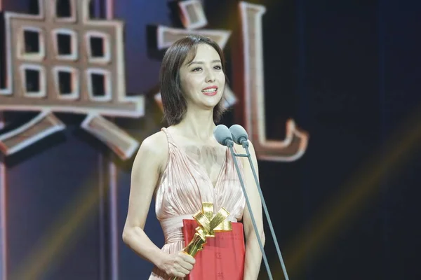 Chinese Actress Tong Liya Poses Trophy Speaks Media Focus Unit — Φωτογραφία Αρχείου