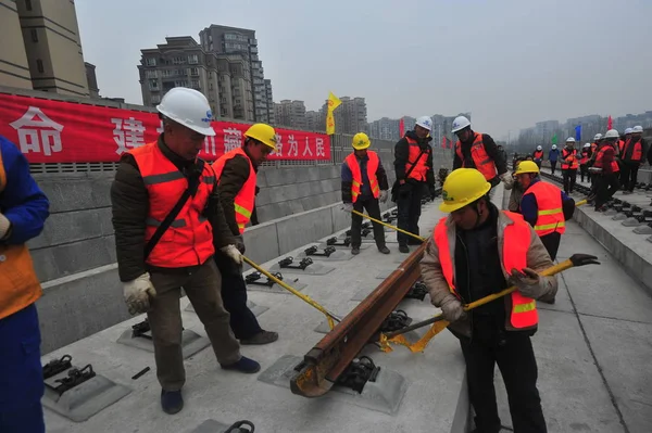 Kinesiska Arbetare Bana Den Första 500 Meter Långa Järnväg Chengdu — Stockfoto