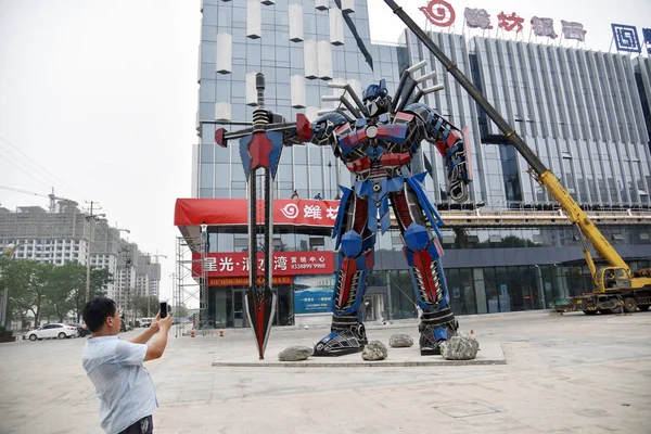 Ein Chinesischer Mann Fotografiert Vor Einem Kommerziellen Komplex Liaocheng Ostchinesische — Stockfoto
