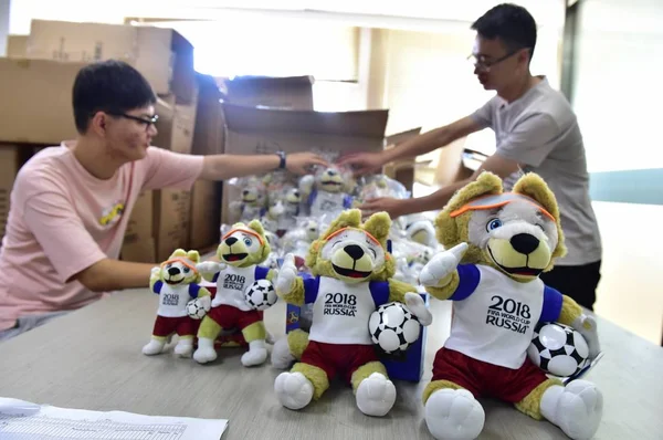 Pacote Trabalhadores Chineses Licenciados Brinquedos Recheados Zabivaka Lobo Mascote Copa — Fotografia de Stock