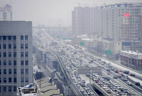 Massen Von Fahrzeugen Bewegen Sich Langsam Auf Einer Schneebedeckten Hochstraße — Stockfoto