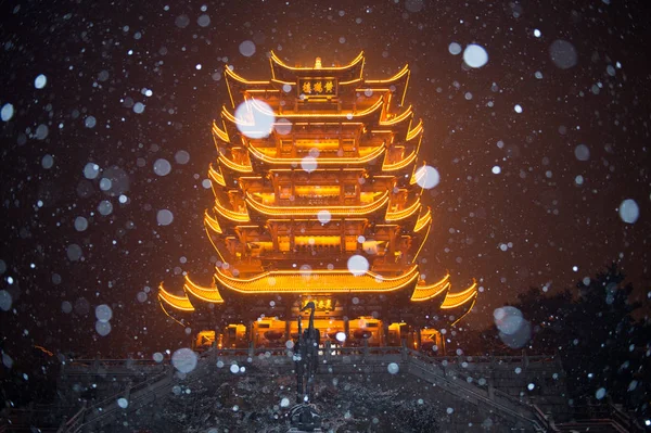 Vista Della Illuminante Torre Della Gru Gialla Nella Neve Notte — Foto Stock