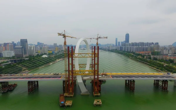 2018 中国南部の広西チワン族自治区柳州市ですぐに開いて白沙橋 世界最大の非対称的な斜張橋の建設現場の空撮 — ストック写真