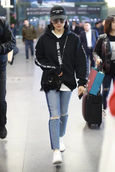 中国歌手 女演员维多利亚 宋或宋谦抵达中国上海虹桥国际机场 2018年3月15日 — 图库照片