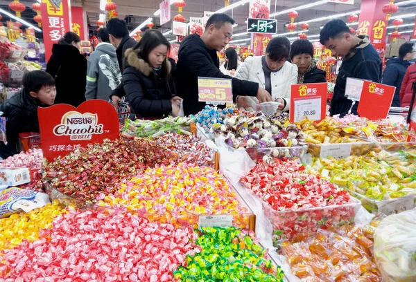 Clientes Compran Caramelos Supermercado Shanghai China Febrero 2018 — Foto de Stock