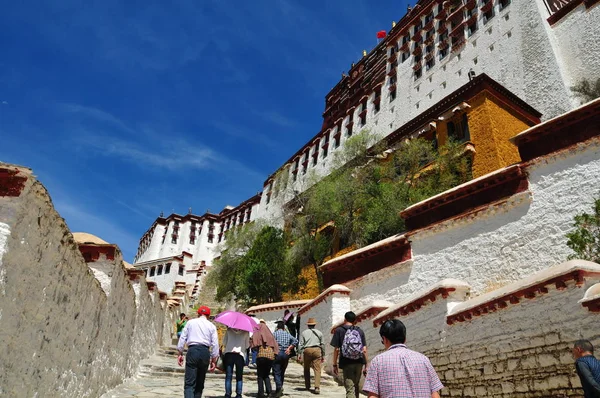 Turistas Visitam Palácio Potala Topo Montanha Hongshan Lhasa Sudoeste Região — Fotografia de Stock