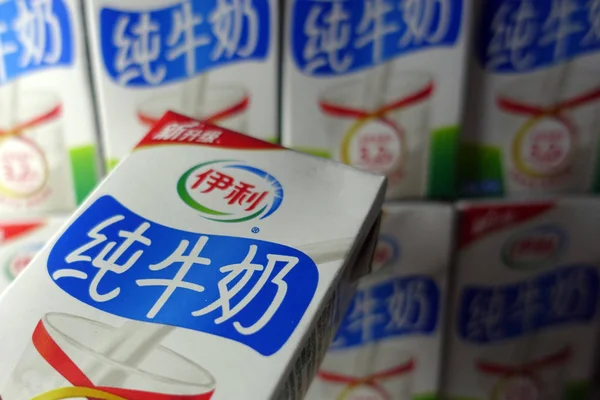 Customer Shops Carton Yili Pure Milk Supermarket Nan City East — стоковое фото