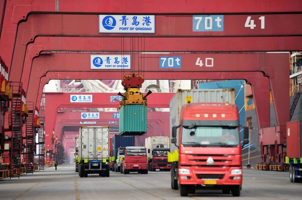 Caminhões Transportam Contêineres Para Serem Enviados Para Exterior Cais Porto — Fotografia de Stock