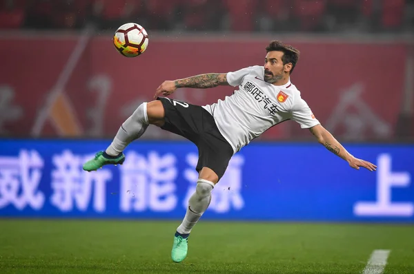 アルゼンチン人フットボール選手河北省中国の幸運のエセキエル Lavezzi キック 2018 中国サッカー協会スーパー リーグ Csl 上海で 2018 日の間に彼らの第 — ストック写真